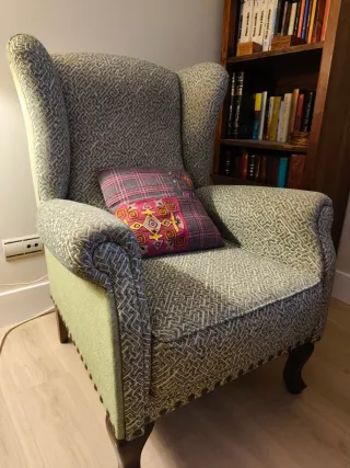 Par de butacas de tela y madera