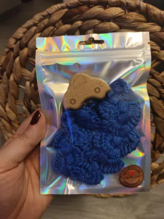 Chupetero crochet azul  con coche de madera