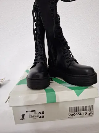 Botas altas negras con cordones