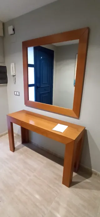 Recibidor y espejo de madera color cerezo