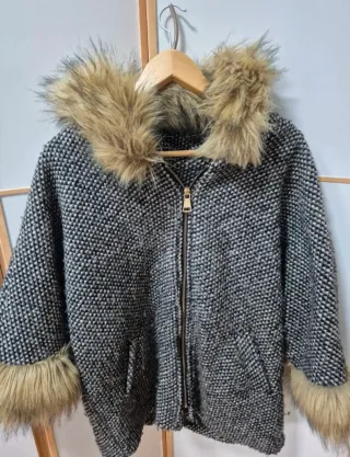 Abrigo con capucha y pelo