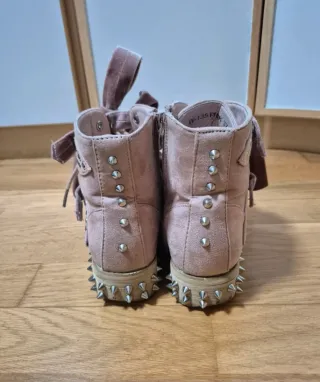 Botas rosas con tachuelas y lazo