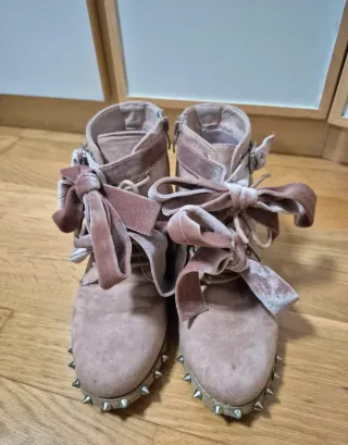 Botas rosas con tachuelas y lazo