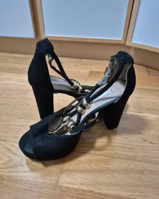 Zapatos de tacón negros con detalles dorados