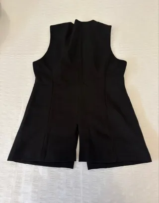 Chaleco negro abotonado