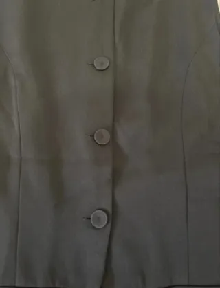 Chaleco negro abotonado