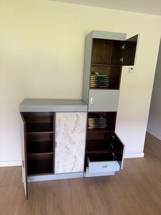 Mueble TV salón madera y plástico