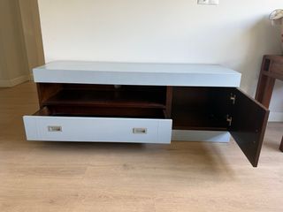 Mueble TV salón madera y plástico