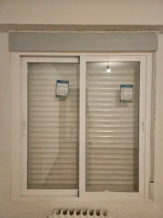 Ventana corredera Climalit blanca con persiana