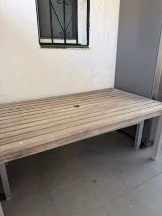 Mesa de teka exterior con hueco para sombrilla