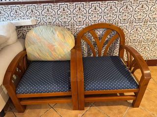 Sofá de madera y tela antiguo y 2 sillones.
