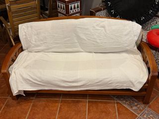 Sofá de madera y tela antiguo y 2 sillones.