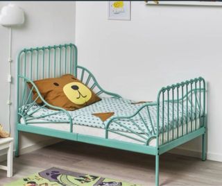 Cama extensible MINNEN color turquesa.