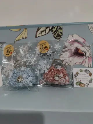 Portachiavi uncinetto nero con albero vita