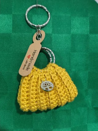 Portachiavi uncinetto nero con albero vita