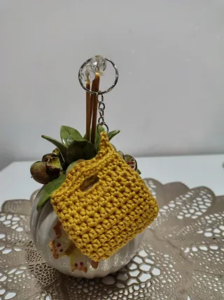 Portachiavi uncinetto nero con albero vita