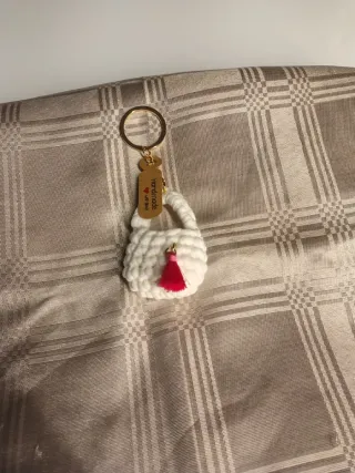 Portachiavi uncinetto nero con albero vita