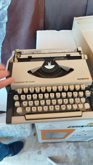 Máquina de escribir Olympia Traveller de Luxe