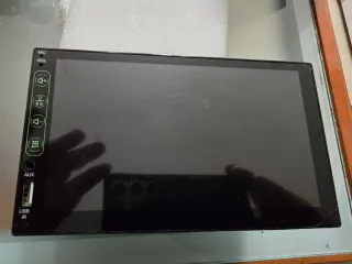 Radio de coche con cámara y cables