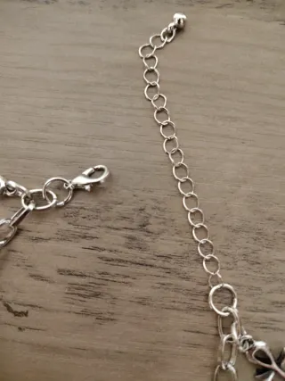 Pulsera tobillera plateada con amuletos