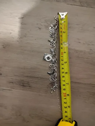 Pulsera tobillera plateada con amuletos