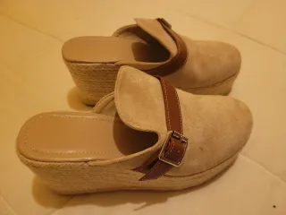 Zuecos cuña beige y marrón