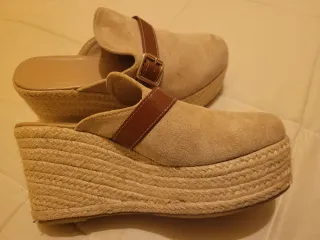 Zuecos cuña beige y marrón