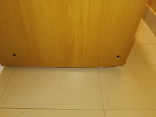 Escritorio de madera con bandeja