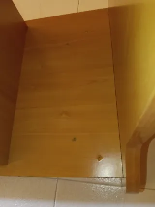 Escritorio de madera con bandeja