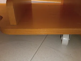 Escritorio de madera con bandeja