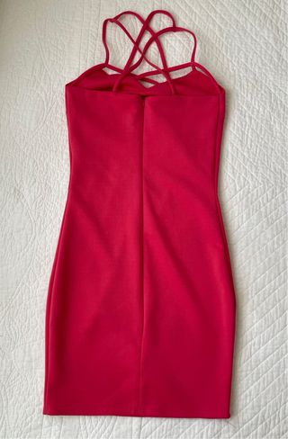 Vestido de fiesta fucsia con tiras cruzadas