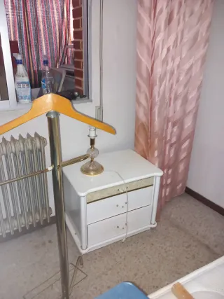 Mesita de noche blanca y dorada