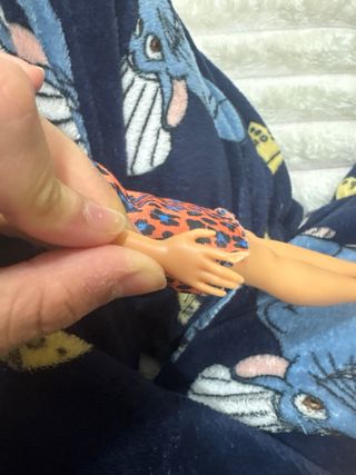 Muñeca Barbie con bigote pintado