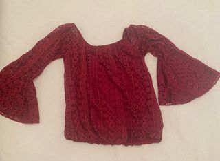 Blusa roja de encaje con manga acampanada
