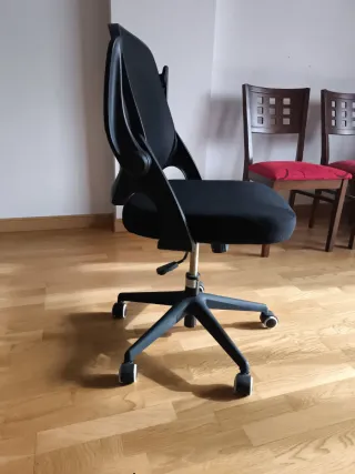 Silla de escritorio Hbada J1. Brazos plegables.