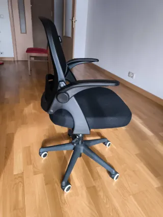 Silla de escritorio Hbada J1. Brazos plegables.