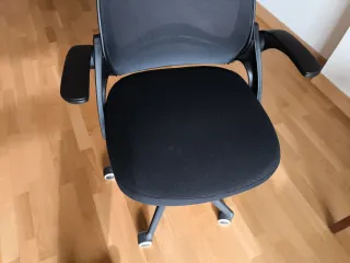 Silla de escritorio Hbada J1. Brazos plegables.