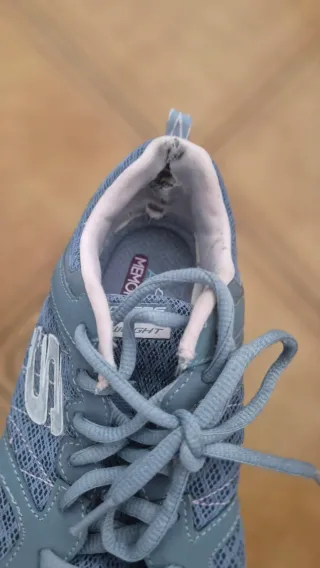 Zapatillas deportivas azules y rosas