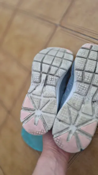 Zapatillas deportivas azules y rosas