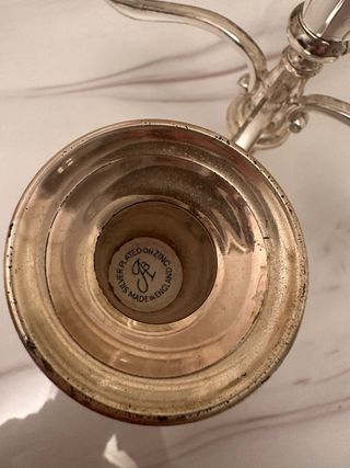 Candelabro de metal plateado