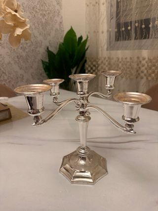 Candelabro de metal plateado