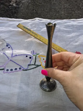 Piccolo vaso in metallo pesante particolare