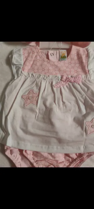 Conjunto bebé: vestido, babero y braguita