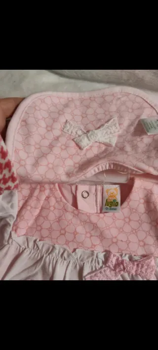 Conjunto bebé: vestido, babero y braguita