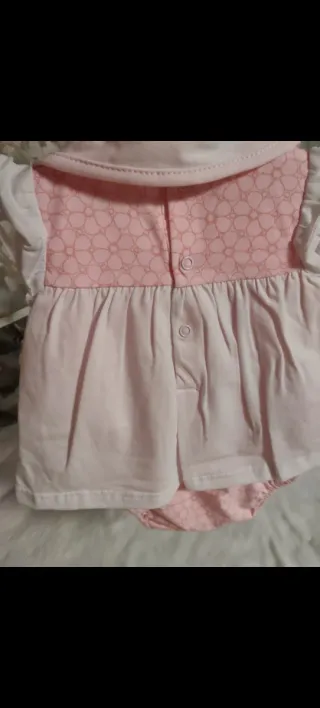 Conjunto bebé: vestido, babero y braguita