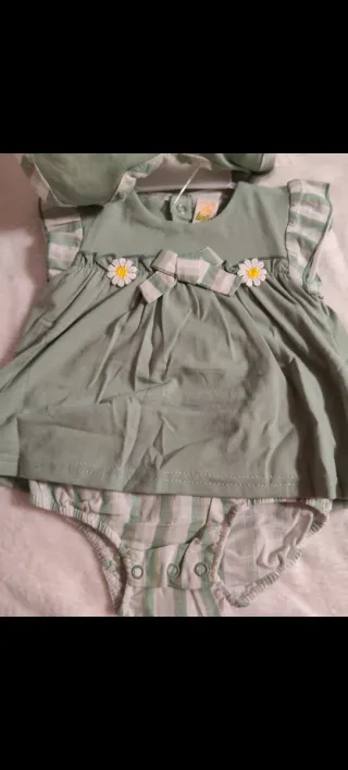 Conjunto bebé: vestido, babero y braguita