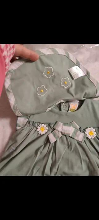 Conjunto bebé: vestido, babero y braguita