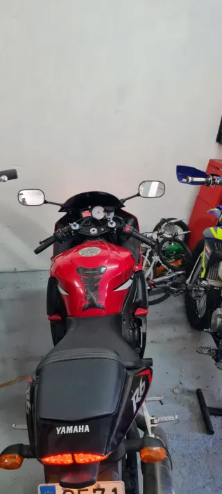 Yamaha R6 Sportbike Roja y Negra