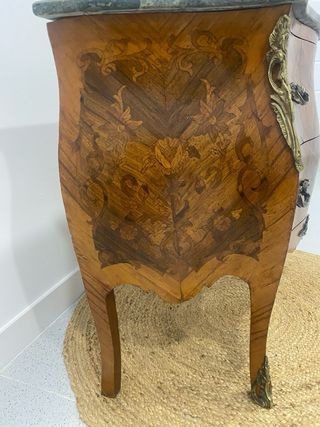 Cómoda bombé antigua estilo Luis XV