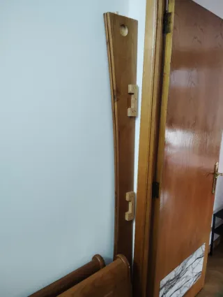 Cama de madera estilo clásico